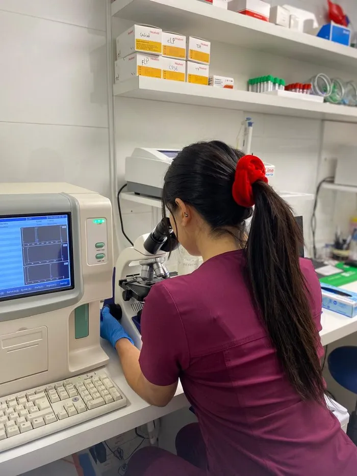 Profesional de SocialVet analizando muestras en el laboratorio propio